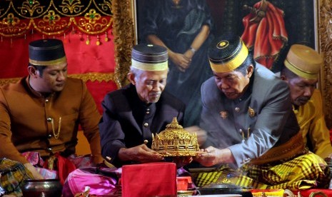 Beberapa orang keturunan dewan adat Bate Salapang dari Lembaga Adat Daerah (LAD) Kabupaten Gowa melakukan pencucian benda pusaka di Balla Lompoa, Kabupaten Gowa, Sulawesi Selatan, Senin (12/9). 