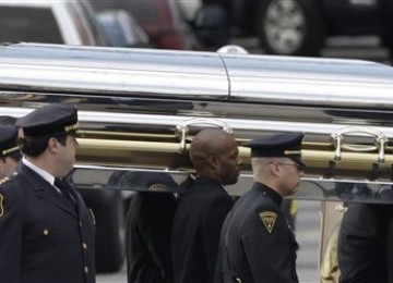 Beberapa orang mengusung peti mati Whitney Houston menuju mobil jenazah usai menjalani kebaktian di Gereja Baptis New Hope, Newark, New Jersey, Sabtu (18/2).