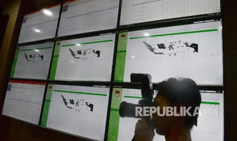 Beberapa panel monitor pemantau Pilkada dipasang di monitor operation room saat peluncuran Sistem Informasi Data Pemilih (Sidalih) di Gedung KPU, Jakarta, Selasa (11/7). 