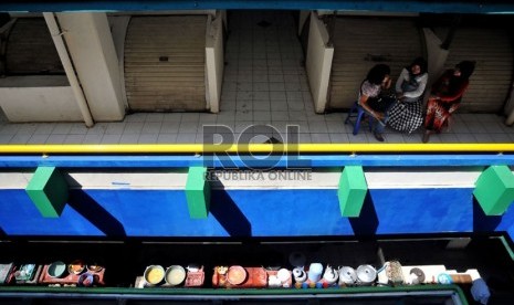  Beberapa pedagang menunggu pembagian kunci kios yang akan dibagiakan oleh Petugas PD Pasar Jaya di Pasar Tanah Abang Blok G, Jakarta Pusat, Jumat (23/8).  (Republika/Prayogi) 