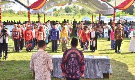  Beberapa pejabat Kemendes PDTT dilantik di kawasan transmigrasi KTM Cahaya Baru Kabupaten Barito Kuala, Kalimantan Selatan Jumat (21/9). 