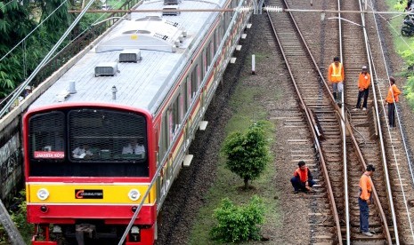 Beberapa pekerja melakukan perawatan kondisi jalur rel KRL di Cilebut, Kabupaten Bogor, Jawa Barat, Jum'at (11/3).