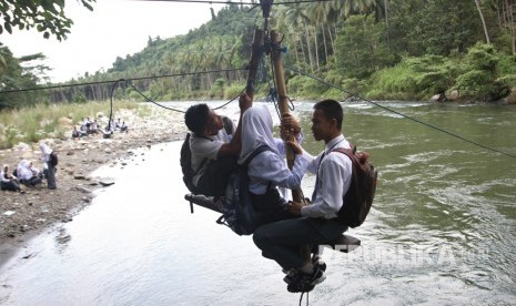 Beberapa pelajar menyeberang dengan tali penyeberangan darurat di Sungai Ranteangin, Desa Maroko ke Desa Tinokari, Wawo, Kolaka Utara, Sulawesi Tenggara, Jumat (28/7). 