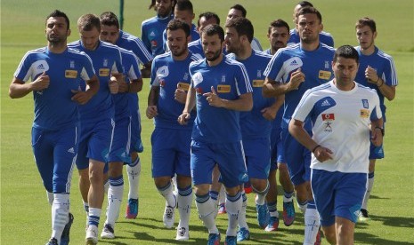 Beberapa pemain timnas Yunani melakukan latihan di Agios Kosmas sports center, Athena, Yunani, Selasa (22/5), jelang perhelatan Piala Eropa 2012.   