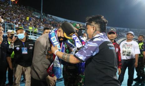 Beberapa perwakilan Aremania yang mengalungkan syal kebanggaan kepada Kapolres Malang, AKBP Ferli Hidayat. Pengalungan syal tersebut menjadi tanda sahnya AKBP Ferli Hidayat sebagai warga kehormatan Aremania di Bumi Arema.