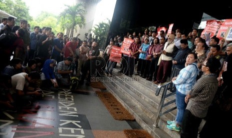 Beberapa perwakilan tokoh lintas agama melakukan doa bersama di Gedung KPK, Jakarta, Jumat (6/2).(Republika/ Wihdan)