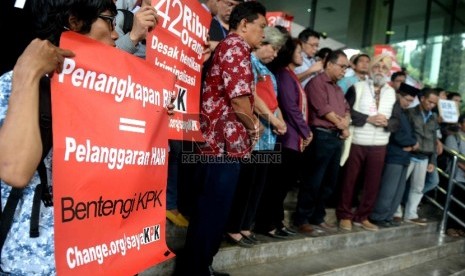 Beberapa perwakilan tokoh lintas agama melakukan doa bersama di Gedung KPK, Jakarta, Jumat (6/2).(Republika/ Wihdan)