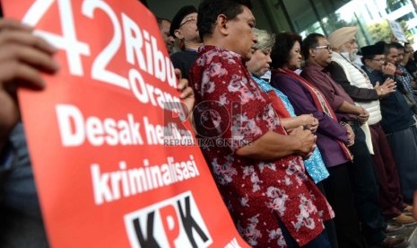 Beberapa perwakilan tokoh lintas agama melakukan doa bersama di Gedung KPK, Jakarta, Jumat (6/2).(Republika/ Wihdan)