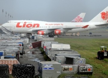 Beberapa pesawat milik maskapai penerbangan Lion Air parkir di Terminal 1 Bandara Soekarno-Hatta, Tangerang, Banten. 