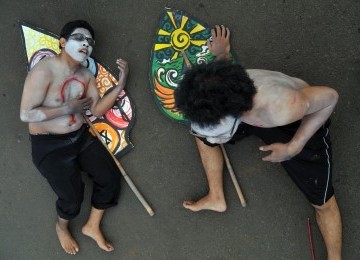 Beberapa peserta aksi dari Pemuda Indoensia Lintas Agama melakukan aksi teaterikal di depan Istana Merdeka, Jakarta, Kamis (27/10). (Republika/Wihdan Hidayat)