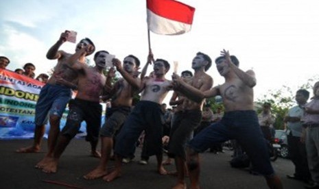 Beberapa peserta aksi dari Pemuda Indoensia Lintas Agama melakukan aksi teaterikal di depan Istana Merdeka, Jakarta, Kamis (27/10). (Republika/Wihdan Hidayat)