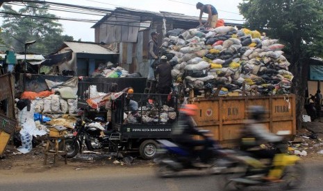 Beberapa petugas kebersihan membereskan sampah di tempat pembuangan sampah sementara, di Jl AH Nasution, Kota Bandung, Selasa (29/3)