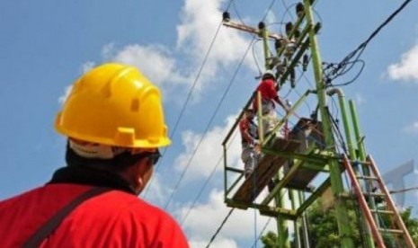 Beberapa petugas PLN wilayah Nusa Tenggara Barat (NTB), melakukan perawatan gardu distribusi