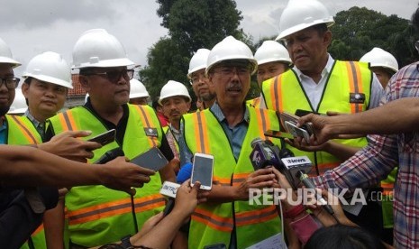 Beberapa pihak terkait mengunjungi lokasi jatuhnya crane double double track kereta api di Matraman, Jakarta Timur, Ahad (4/2).