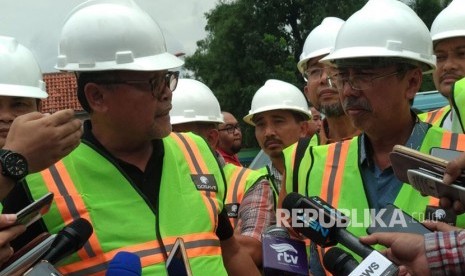 Beberapa pihak terkait mengunjungi lokasi jatuhnya crane double double track kereta api di Matraman, Jakarta Timur, Ahad (4/2).