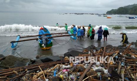 Beberapa saat setelah gempa berkekuatan 5,9 SR Aktivitas nelayan Pantai Pangandaran berlangsung normal, Ahad (25/10). BMKG menyatakan gempa tidak berpotensi tsunami. 