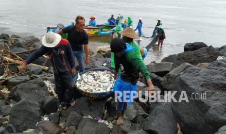 Beberapa saat setelah gempa berkekuatan 5,9 SR Aktivitas nelayan Pantai Pangandaran berlangsung normal, Ahad (25/10). BMKG menyatakan gempa tidak berpotensi tsunami. 