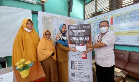 Beberapa sekolah di Pontianak dan Kabupaten Kubu Raya bantu warga terdampak gempa di Cianjur.