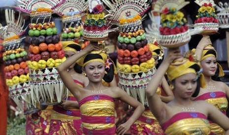 Beberapa seniman membawa sesajen dalam Parade Pesta Kesenian Bali ke-34 di Denpasar, Bali, Minggu (10/6). Festival tahunan bidang seni budaya itu berlangsung 10 Juni-9 Juli 2012 yang melibatkan sekitar 15 ribu seniman dari seluruh Bali, 18 tim kesenian dar