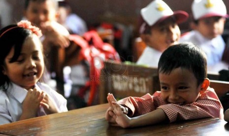  Beberapa siswa kelas 1 mengikuti pelajaran hari pertama di SDN 3 Rawa Sari Pagi, Jakarta, Senin (14/7). (Republika/ Wihdan).