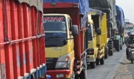  Beberapa truk yang melewati Jalur Pantura tidak hanya mengangkut barang, tapi juga para pemudik.