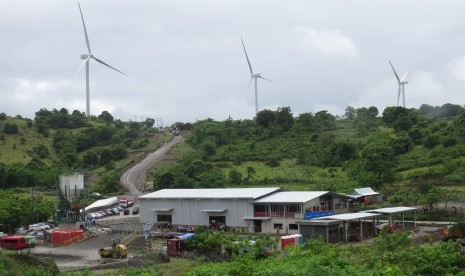 Beberapa turbin proyek Pembangkit Listrik Tenaga Bayu (PLTB) Sidrap di wilayah perbukitan Pabbaresseng, Desa Mattirotasi, Kecamatan Watang Pulu, Kabupaten Sidenreng Rappang (Sidrap), Sulawesi Selatan, Senin (15/1) (ilustrasi). Lewat program Just Energy Transition Partnership (JETP), negara anggota G20 membahas skema regulasi pembiayaan transisi energi dan juga mulai memetakan proyek energi bersih di Indonesia mana saja yang akan menjadi proyek bersama negara G20.