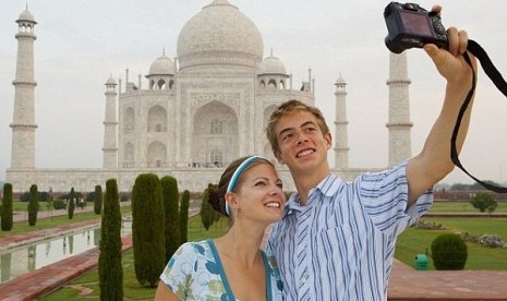 Beberapa turis menjadikan Taj Mahal sebagai spot foto yang menarik