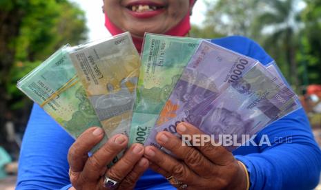 Beberapa uang rupiah baru yang ditawarkan di jasa penukaran uang di Jalan Panembahan Senopati, Yogyakarta, Selasa (26/4/2022). 