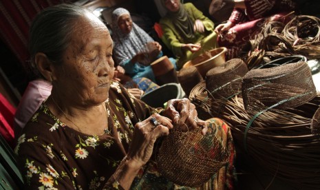 Beberapa warga desa Margasari Kec. Candi Laras Utara Kab. Tapin, Kalimantan Selatan, menganyam kopiah jangang khas daerah tapin yang terbuat dari tumbuhan jangang, Kalsel.