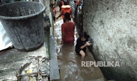 Beberapa warga di daerah Rawajati yang rumahnya terendam banjir masih berusaha menyelamatkan barang-barang yang belum sempat di bawa ke tempat yang lebih tinggi. Warga melakukan evakuasi dibantu oleh petugas dari wilayah Jakarta Selatan pada Senin (5/2).