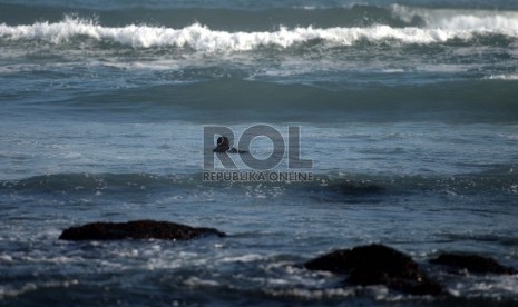  Beberapa warga mencari kerang di Tepi Pantai Watu Pecak, Desa Selok Awar-Awar, Lumajang, Jawa Timur, Selasa (13/10).