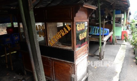  Beberapa warung makan banyak yang memilih tutup pada hari pertama Ramadhan di kawasan perkantoran Jakarta, Senin (6/6). (Republika/Wihdan)