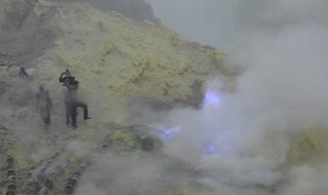 Beberapa wisatawan berusaha mendekat untuk mengambil gambar fenomena alam Blue Fire di dasar kawah Ijen di Banyuwangi, Jawa Timur, Jumat (20/5).