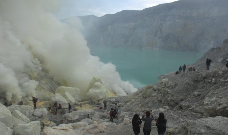 Beberapa wisatawan menikmati keindahan danau di dasar kawah Ijen di Banyuwangi, Jawa Timur, Jumat (20/5).