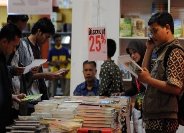 Beberapa pengunjung meliihat koleksi buku di stand Penerbit Republika di Islamic Book Fair (IBF) ke-10 di Istora Senayan, Jakarta, Kamis (10/3).