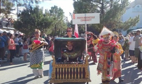 Becak dan kostum asli Indonesia mewarnai Parade Jalanan Fremantle, Australia Barat.