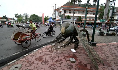 Becak melintas di titik nol kilometer Yogyakarta