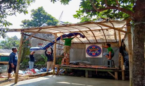 Bedah basecamp di di Kampung Babakan, Desa Tarikolot, Citeureup, Kabupaten Bogor, Jawa Barat. 