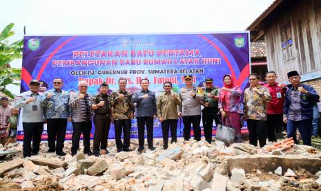 Bedah rumah di Kelurahan Sungai Medang, Kecamatan Cambai, Kota Prabumulih. 