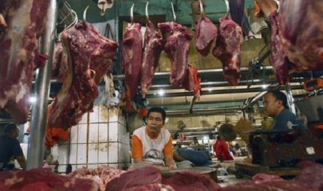 Beef vendors wait for customers at their stall at a market in Jakarta, Indonesia, Thursday, April 26, 2012. Indonesia became the first country to suspend imports of U.S. beef Thursday following the discovery this week of an American dairy cow infected with