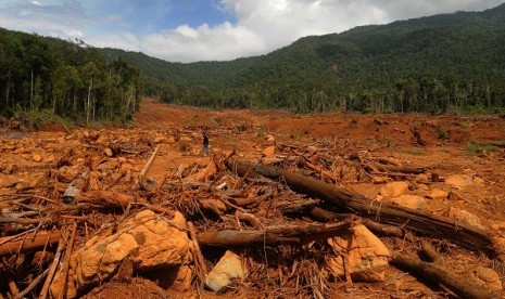 Before tightening the export on mining resources, the government had previously banned the export of logs, which had drawn protests from various quarters. The picture shows flood and environmental destruction, caused by illegal logging in Maili, Luwu Timur