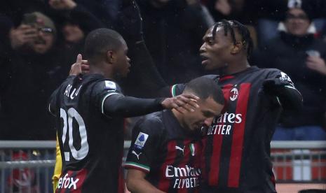 Bek AC Milan Pierre Kalulu (Kiri) merayakan golnya ke gawang AS Roma dalam lanjutan Serie A Liga Italia. 