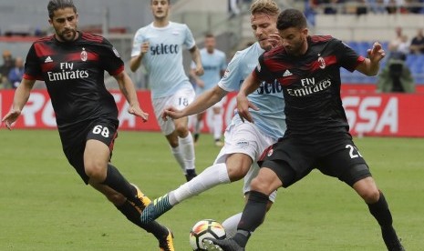 Bek AC Milan, Ricardo Rodriguez beraksi pada laga Serie A lawan Lazio di Stadion Olimpico, Ahad (10/9). Milan kalah 1-4 pada laga ini.