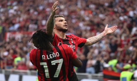 Bek AC Milan Theo Hernandez (kanan) merayakan gol bersama rekannya, Rafael Leao pada laga Serie A melawan Atalanta di Stadion San Siro, Ahad (15/5/2022). AC Milan menang 2-0.