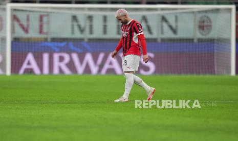 Bek Ac Milan Theo Hernandez meninggalkan lapangan setelah dikartu merah dalam pertandingan melawan Feyenoord di San Siro, Milan, Rabu (19/2/2025) dining hari WIB.