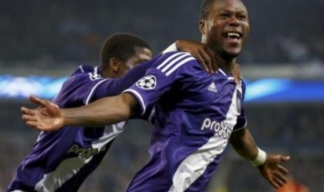 Bek Anderlecht Chancel Mbemba (kanan) merayakan golnya ke gawang Galatasaray, Kamis (27/11) dini hari WIB.