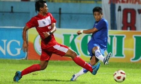 Bek Arema, Benny Wahyudi (kanan berkostum biru).