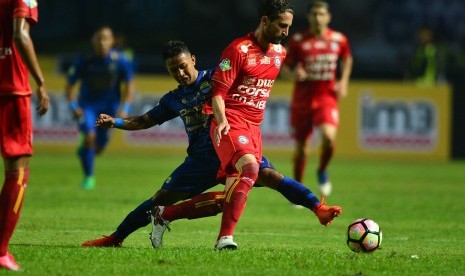 Bek Arema FC, Jad Noureddine dibayangi gelandang Persib Bandung Gian Zola dalam pertandingan Liga 1 di Stadion Gelora Bandung Lautan Api, Bandung, Sabtu (15/4). Pada akhir pekan ini, Persib akan menjamu Sriwijaya FC. 