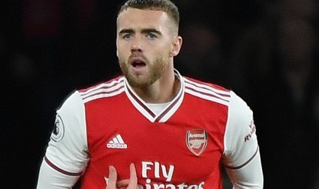 Bek Arsenal Calum Chambers resmi bergabung ke Aston Villa pada bursa transfer Januari 2022.