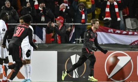 Bek Arsenal Nacho Monreal (kanan) berselebrasi seusai menjebol gawang Ostersund BK di Liga Europa.